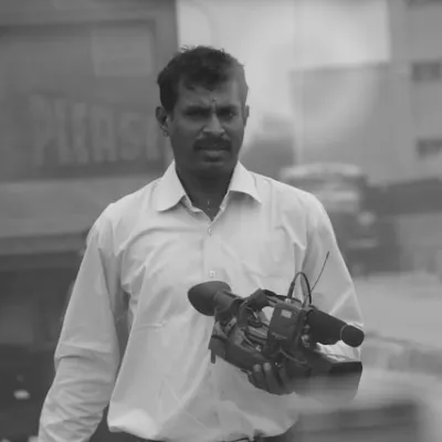 Testimonial from Arjun K., Web Designer (4.5/5 rating), stating the therapist was extremely professional and the service gave him complete relaxation.