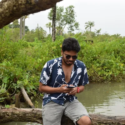 Testimonial from Rahul S., Fitness Trainer (4.5/5 rating), highly recommending the excellent doorstep service and the skilled, punctual therapist.