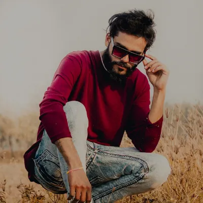 Testimonial from Sameer K., Fashion Model (4.5/5 rating), describing the deep tissue massage booked after work as refreshing, stress-free, and private.