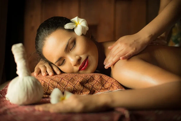 Holistic aromatherapy massage using essential oils for mental clarity and mood balance.