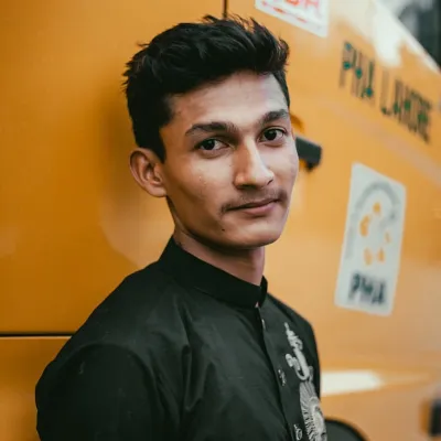 Satisfied customer review for hygienic doorstep massage in Gurugram featuring professional therapist and clean setup.