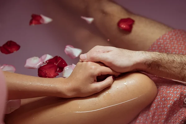 Aromatherapy massage for men in Delhi NCR using natural essential oils for emotional balance and relaxation.