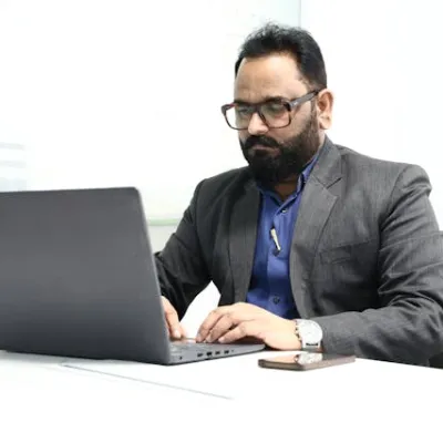 Corporate professional receiving deep tissue massage to relieve neck and back stiffness in Gurgaon.